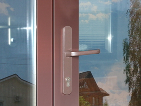 Ручка нажимная на алюминиевой двери коричневого цвета